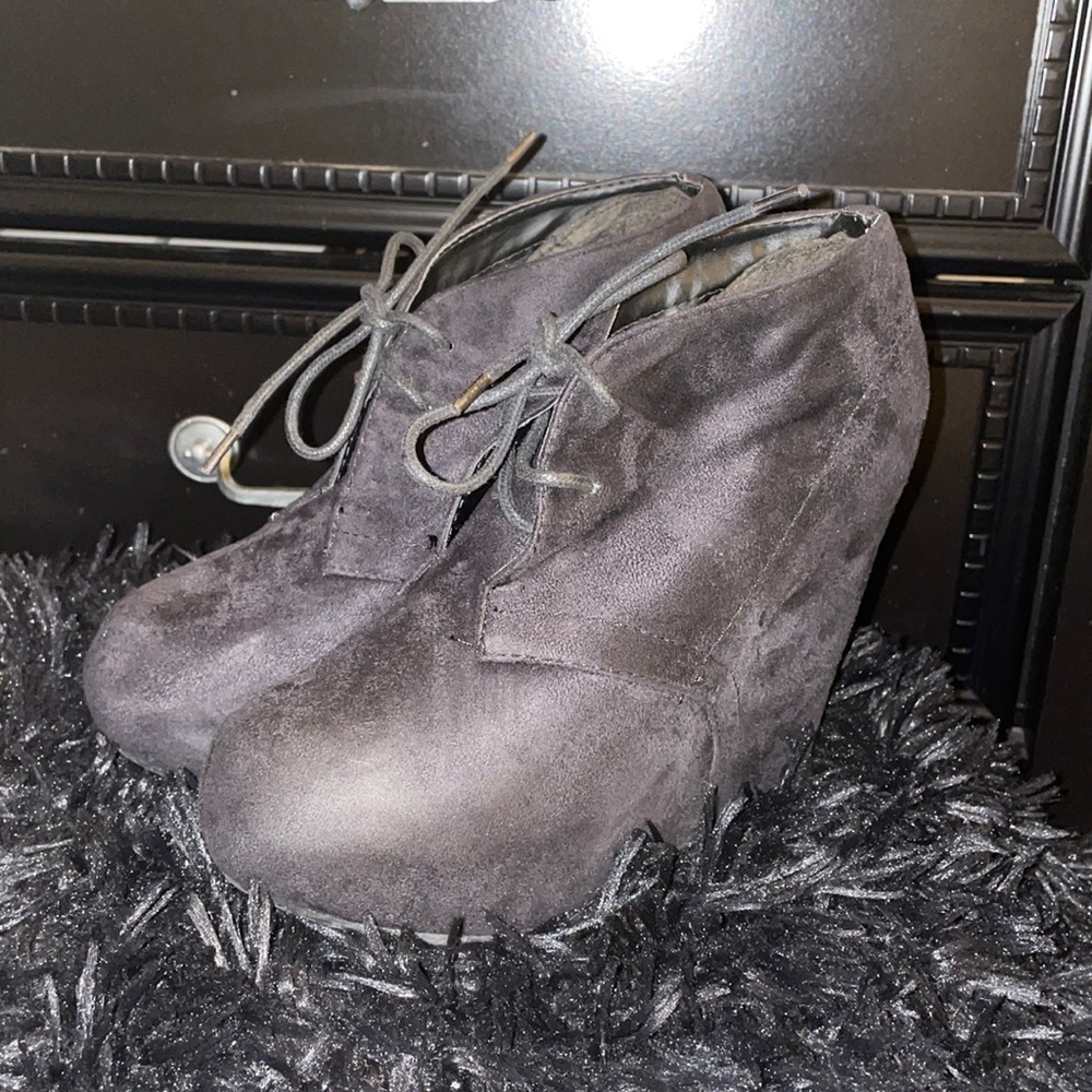 Breckelle’s Wedge Booties